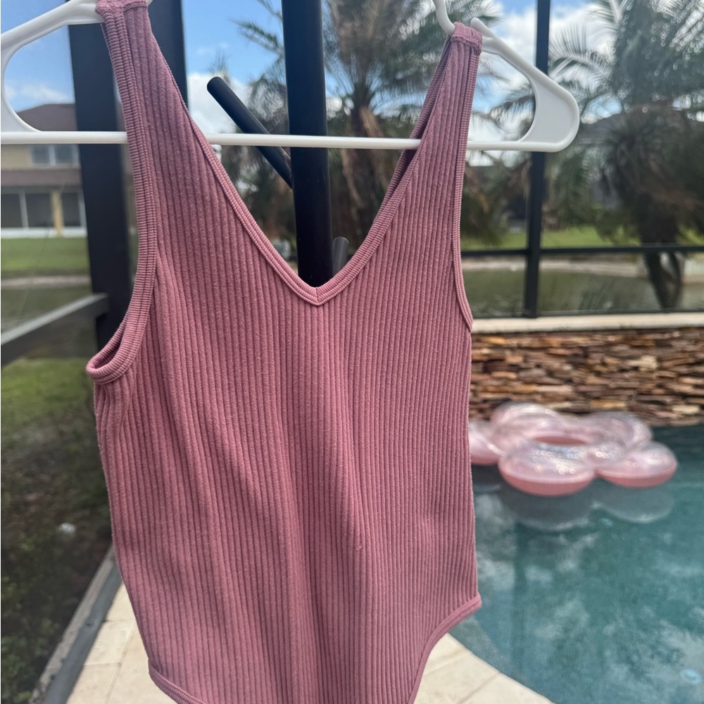 Hippie Rose Ribbed V-Neck Bodysuit in Dusty Mauve